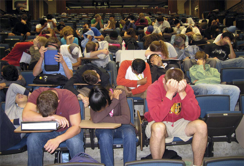 The students are the lecture. Студенты в аудитории спят. Скучная лекция.